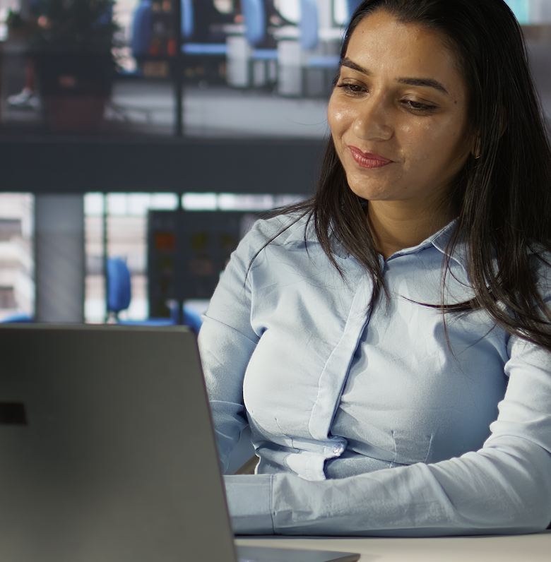 emprendedor mexicano registrando una empresa en línea con laptop en 2025 usando plataforma del sat y secretaría de economía