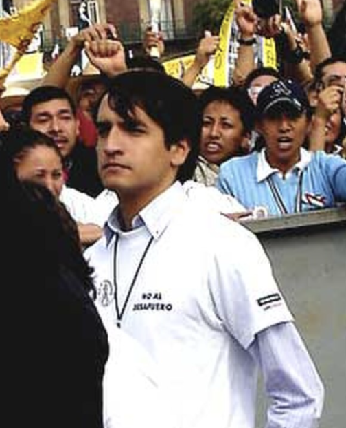 palacio de justicia en méxico con expedientes legales simbolizando el caso de amparo del hijo de amlo y el debate público