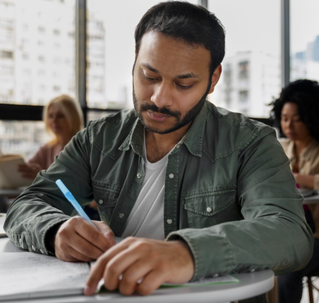 Ciudadano realizando examen teórico para licencia permanente CDMX