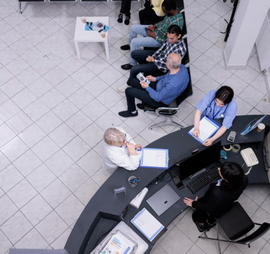 Ciudadanos presentando denuncias de fraude bancario en Jalisco.