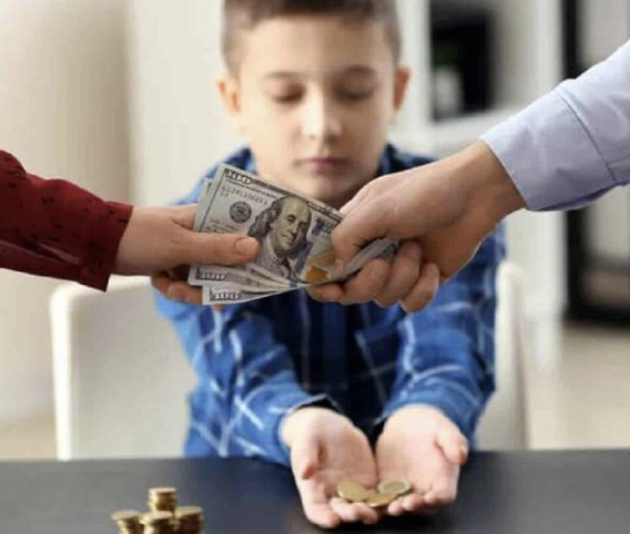 familia mexicana revisando documentos legales sobre pensión alimenticia tras un divorcio en México.