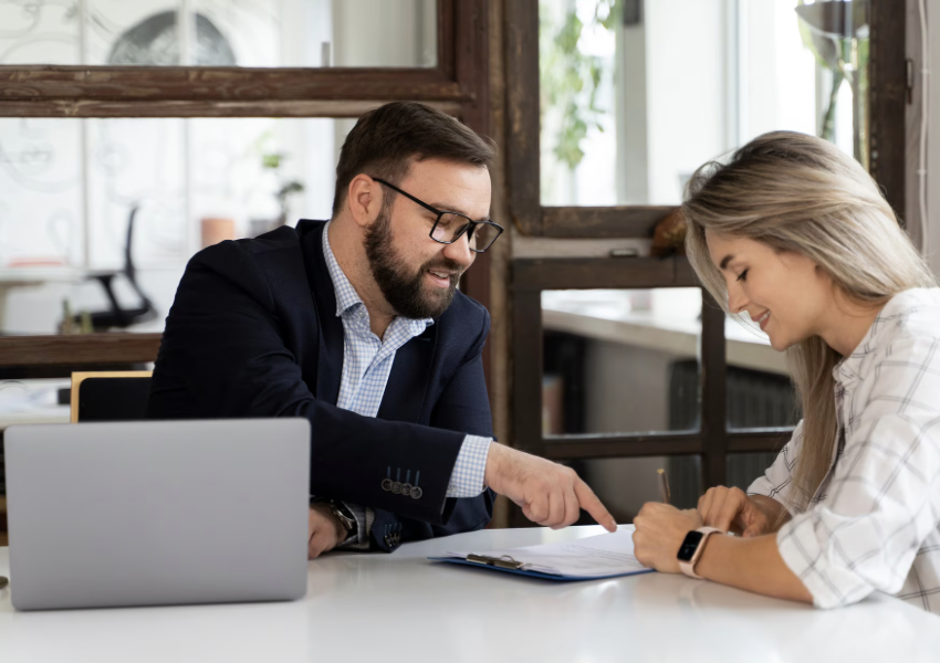 Abogado atendiendo a un cliente en su despacho representando confianza profesional.