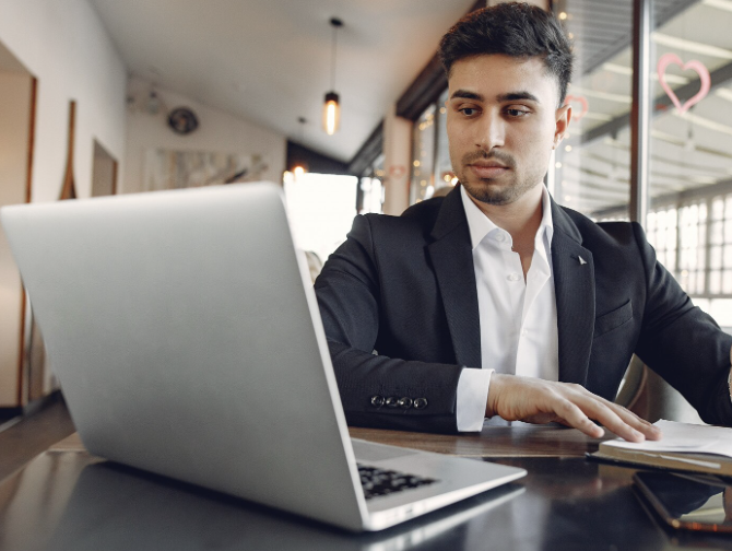 Profesional legal mexicano trabajando con herramientas digitales legaltech