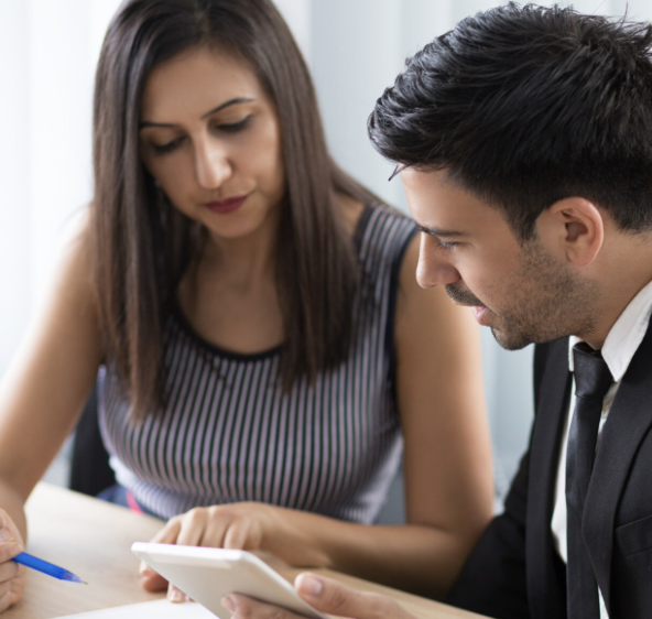 Abogado fiscalista brindando asesoría sobre regulaciones tributarias en México