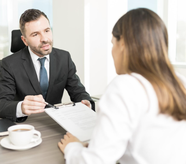 Reunión de asesoría legal entre abogado y cliente en Playa del Carmen