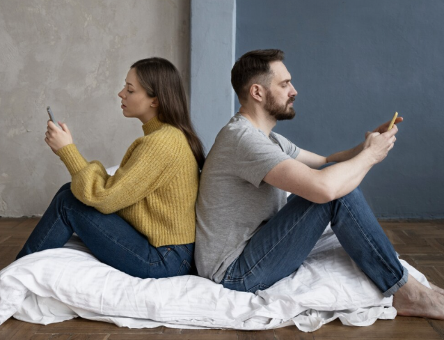 Pareja mexicana revisando documentos legales de divorcio junto a su abogado.