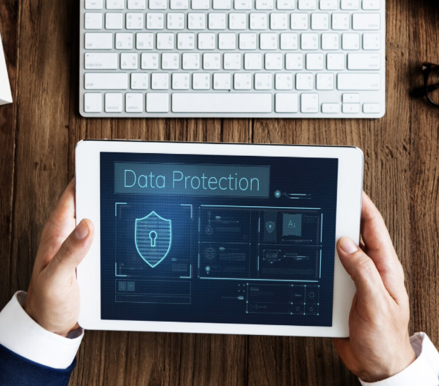 Libro de leyes abierto mostrando la Ley Federal de Protección de Datos Personales en Posesión de los Particulares.