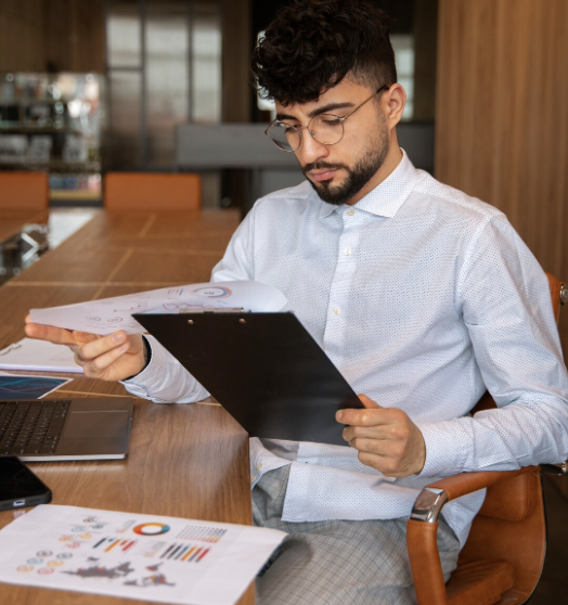 Businessman mexicano trabajando con documentos fiscales y facturación electrónica