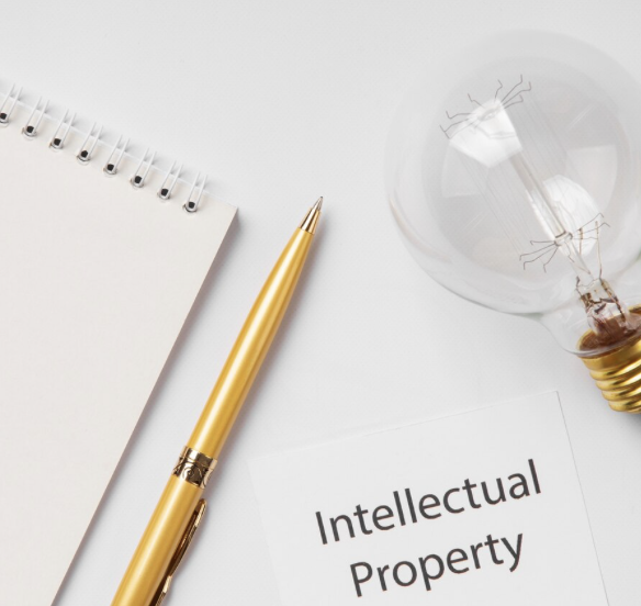 Candado digital sobre fondo tecnológico con iconos de marcas y patentes.