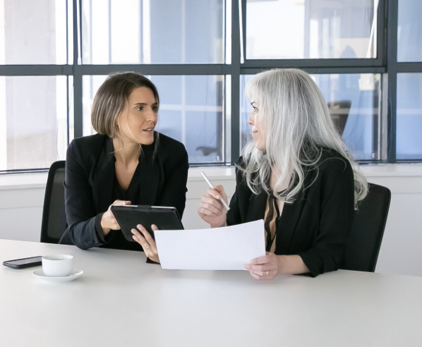 Abogado profesional asesorando a un cliente durante una consulta legal.