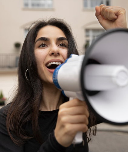 Mano con megáfono representando el derecho a expresarse libremente en México.