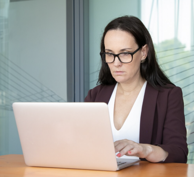 Person searching for lawyers on AbogadoMex.mx through a laptop.