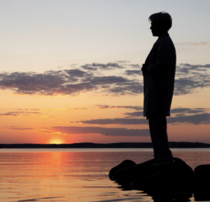 Silueta humana que simboliza la dignidad post mortem y el respeto al fallecido.