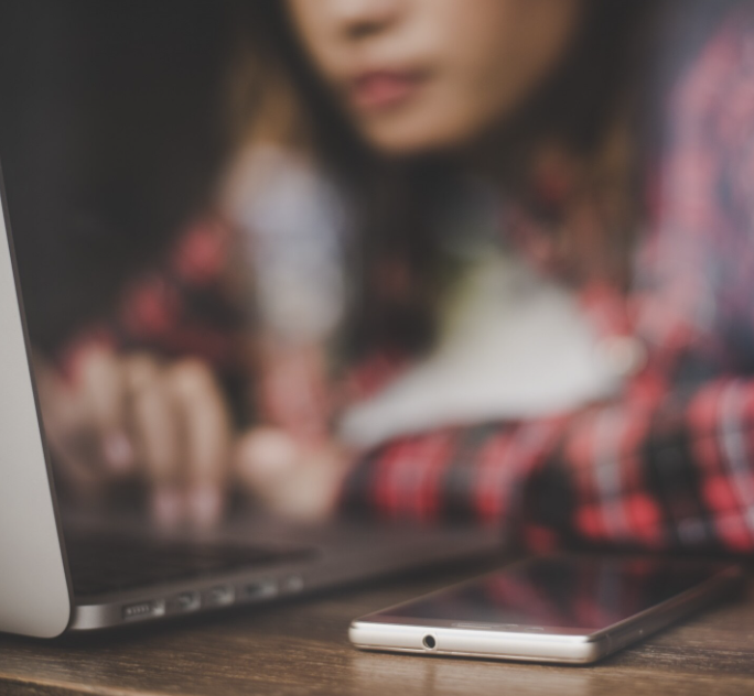 Infografía compensaciones deepfakes México daño moral indemnización legal 2025
