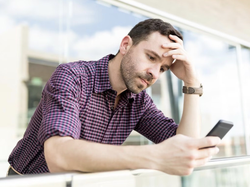 consumidor engañado revisando precio black friday mexico