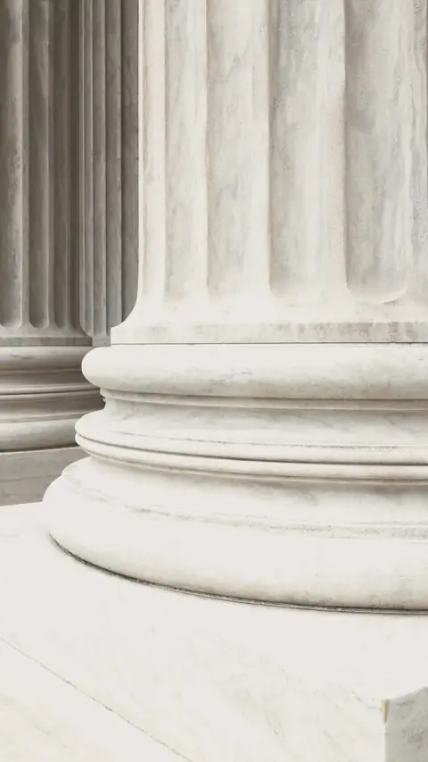 Columnas de mármol de un palacio de justicia